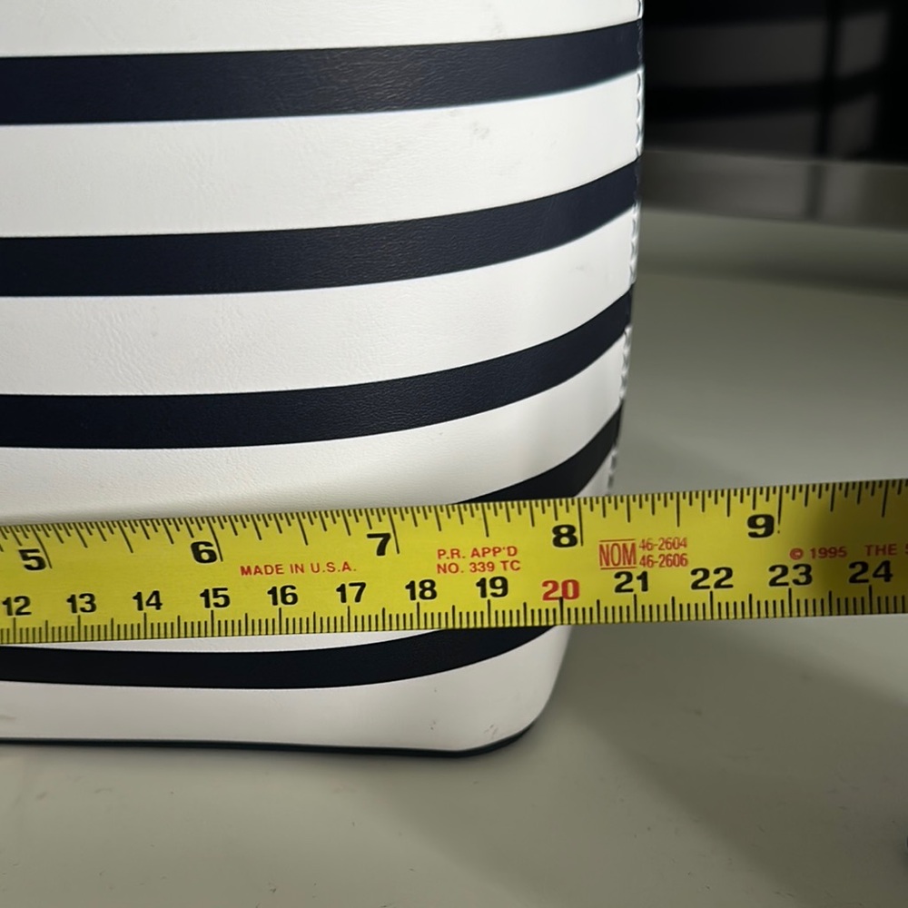 NEW Tommy Hilfiger White and Black Bucket Crossbody Bag - Picture 9 of 11